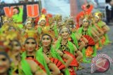 Sejumlah penari dari 1208 penari Gandrung wanita menari bersama pada Festival Gandrung Sewu di Pantai Boom, Banyuwangi, Jawa Timur, Sabtu (26/9). Festival tersebut merupakan kegiatan tahunan yang diselenggarakan pemerintah Banyuwangi untuk melestarikan seni Tari Gandrung. ANTARA FOTO/ Budi Candra Setya/wdy/15.
