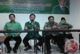 Ketua Umum DPP PPP Romahurmuziy (tengah) dengan sejumlah jajaran pengurus di tingkat provinsi dan pusat di Kediri, Jawa Timur, Sabtu (26/9). DPP mengadakan koordinasi khusus dengan seluruh pengurus di daerah yang terdapat agenda pilkada serentak, 9 Desember 2015. Antara Jatim/Foto/Asmaul Chusna 