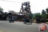 Tanjung, 1/9  - Jembatan gantung di Desa Sungai Buluh RT 5 Kecamatan Kelua Kabupaten Tabalong dibongkar diganti dengan jembatan ulin karena jembatan lama rusak dan tidak layak digunakan lagi. Sejak dibongkar pada Juni 2015 hibgga kini jembatan gantung ini belum rampung dan warga setempat harus menggunakan jalur alternatif untuk menuju Desa Jirak, Desa Padangin maupun Desa Madang.Foto:Antara/Herlina Lasmianti