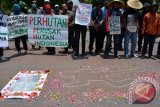 Pegiat lingkungan yang tergabung dalam solidaritas Surabaya untuk Salim Kancil melakukan aksi solidaritas terhadap pembunuhan petani penolak tambang pasir Lumajang bernama Salim Kancil di depan Gedung Negara Grahadi, Surabaya, Jawa Timur, Kamis (1/10). Mereka mendesak pemerintah untuk menghentikan pertambangan pasir di Lumajang dan menuntut kepolisian mengusut tuntas kasus pembunuhan terhadap Salim Kancil seorang aktivis lingkungan. Antara Jatim/Umarul Faruq/zk/15


