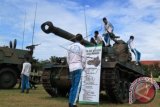 Pelajar mengamati tank AMX 13 Kanon saat mengunjungi pameran Alutsista dalam rangka memperingati HUT ke 70 TNI di Lapangan Blang Padang, Banda Aceh, Kamis (1/10). Pameran alutsista itu untuk mengenalkan persenjataan yang dimiliki TNI pada seluruh lapisan masyarakat. ANTARA FOTO/Ampelsa/foc/15.