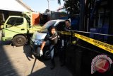 Kasatreskrim Polrestabes Surabaya, AKBP Takdir Matanette (kiri) mengamati barang bukti penyalahgunaan bahan bakar minyak (BBM) ketika gelar kasus di Mapolrestabes Surabaya, Jawa Timur, Kamis (1/10). Satreskrim Polrestabes Surabaya berhasil menggagalkan penyalahgunaan BBM jenis solar bersubsidi yang tidak sesuai peruntukannya sebanyak kurang lebih 10ribu liter pada jasa sewa alat berat. Antara Jatim/M Risyal Hidayat/zk/15