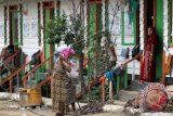 Pengungsi etnis Rohingya beraktivitas di depan rumah mereka pasca kerusuhan di Shelter Rohingya Desa Blang Ado, Kuta Makmur, Aceh Utara, Provinsi Aceh. Rabu (30/9). Kondisi keamanan di kawasan tersebut berangsur pulih setelah bentrok antara pengungsi dan aparat keamanan. ANTARA FOTO/Rahmad/aww/15.