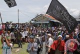 Jamaah dari sejumlah ormas Islam yang tergabung dalam Ahlussunnah Wal Jamaah (Aswaja) Aceh mendengarkan pembacaan surat tuntutan Aswaja oleh panitia yang telah ditandatangani Plt Gubernur Aceh, Muzakir Manaf di Makam Ulama Syiah Kuala, Banda Aceh, Kamis (1/10). Aswaja mengajukan tuntutan kepada pemerintah Aceh antara lain untuk membubarkan kelompok Wahabi yang dinilai sesat di Aceh, mengatur pengelolaan Masjid Raya Baiturrahman dan sejumlah tuntutan lainnya. ANTARA FOTO/Ampelsa/foc/15.