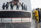 Presiden Joko Widodo didampingi Ibu Negara Iriana Joko Widodo berjalan menuju Monumen Pancasila Sakti, Lubang Buaya, Jakarta Timur, Kamis (1/10). Hari Kesaktian Pancasila diperingati untuk mengenang jasa tujuh pahlawan revolusi korban peristiwa G30S/PKI tahun 1965. ANTARA FOTO/M Agung Rajasa/15. 