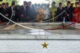 Presiden Joko Widodo (keempat kiri) didampingi para petinggi negara menyaksikan lokasi Lubang Buaya seusai upacara Peringatan Hari Kesaktian Pancasila di Monumen Pancasila Sakti, Lubang Buaya, Jakarta Timur, Kamis (1/10). Hari Kesaktian Pancasila diperingati untuk mengenang jasa tujuh pahlawan revolusi korban peristiwa G30S/PKI tahun 1965. ANTARA FOTO/M Agung Rajasa/15.