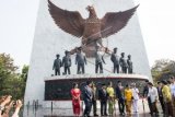 Presiden Joko Widodo (keenam kiri) didampingi para petinggi negara mengunjungi Monumen Pancasila Sakti seusai upacara Peringatan Hari Kesaktian Pancasila di Lubang Buaya, Jakarta Timur, Kamis (1/10). Hari Kesaktian Pancasila diperingati untuk mengenang jasa tujuh pahlawan revolusi korban peristiwa G30S/PKI tahun 1965. ANTARA FOTO/M Agung Rajasa/foc/15.
