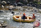 Sejumlah wisatawan menikmati wisata Arung Jeram di ruas Sungai Ciliwung, kawasan Puncak, Bogor Jawa Barat. Wisata yang digemari anak muda itu sempat terganggu kenyamanannya akibat debit air sungai yang terus surut akibat kemarau panjang 2015, sehingga laju perahu keret sering kandas di bebatuan. (ANTARA FOTO/M.Tohamaksun).