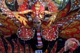 Peserta mengenakan pakaian adat Madura yang dimodifikasi sedemikian rupa saat parade budaya di Pamekasan, Jawa Timur, Sabtu (3/10). Parade budaya tersebut diikuti sejumlah peserta dan seniman dari berbagai daerah. ANTARA FOTO/Saiful Bahri/wdy/15.