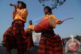 Sejumlah mahasiswa mengikuti parade budaya pembukaan Temu Teater Mahasiswa Nusantara (Temu Teman) di Palu, Sulawesi Tengah, Sabtu (3/10). Temu Teman yang diikuti 34 teater mahasiswa utusan dari setiap provinsi itu akan berlangsung selama sepekan dimaksudkan untuk merumuskan gagasan-gagasan baru pengembangan teater mahasiswa. ANTARA FOTO/Basri Marzuki/wdy/15.