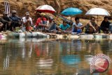 Peserta mengikuti lomba memancing dalam rangka Hari Ulang Tahun (HUT) TNI yang ke-70 di Dam Sungai Selokambang, Kotakulon, Bondowoso, Jawa Timur, Minggu (4/10). Ratusan peserta, yaitu warga dan anggota TNI mengikuti lomba memancing yang diselenggarakan Kodim 0822 Bondowoso dengan memperebutkan hadiah jutaan rupiah. Antara Jatim/Seno/15.