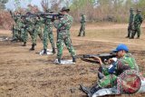 Sejumlah personil pangkalan udara Syamsudin Noor Banjarmasin mengikuti program latihan menembak di desa Tegal Arum Banjarbaru, Jumat (2/10). Lanud Syamsudin Noor Banjarbaru menggelar program rutin menembak untuk meningkatkan kemampuan anggotanya. Foto Antaranews Kalsel/Herry Murdy Hermawan