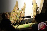 Dalang Ki Manteb Soedarsono mementaskan wayang kulit dengan lakon Ismoyo Maneges di Ruang Terbuka Hijau Maron, Banyuwangi, Jawa Timur, (3/10) malam. Pagelaran wayang kulit kulit tersebut merupakan agenda festival kabupaten Banyuwangi untuk melestarikan seni dan budaya. Antara Jatim/Budi Candra Setya/zk/15.