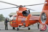 Tim SAR memeriksa heli milik Basarnas yang akan digunakan untuk mencari pesawat Aviastar DHC6/PK-BRM yang hilang di Bandara Sultan Hasanuddin Makassar, Sulawesi Selatan, Minggu (04/10). Hingga saat ini TIM SAR belum menemukan pesawat Aviastar DHC6/PK-BRM yang hilang kontak setelah lepas landas dari Bandara Andi Jemma, Masamba, Kabupaten Luwu Utara, menuju Makassar pada Jumat (02/10) 2015 dan pencarian difokuskan pada lokasi pegunungan dan laut. ANTARA FOTO/Yusran Uccang/wdy/15