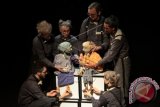 Kelompok teater Senlima membawakan sandiwara berjudul Papermoon dan Retrofuturisten Memulai Perjalanan Tanpa Batas dalam rangkaian acara Jerman-Indonesia bersama menuju masa depan di Teater Salihara, Jakarta, Minggu (4/10). Teater Papermoon Puppet dan Retrofuturisten kolaborasi Indonesia-Jerman tersebut secara intensif membahas dan bertukar pandangan tentang politik, masyarakat dan pengetahuan serta pengalaman masing-masing pada tradisi teater boneka. ANTARA FOTO/Reno Esnir/wdy/15.