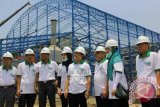 Bupati Banyuwangi Abdulah Azwar Anas (keempat kanan) bersama Direktur Utama PT Industri Gula Glenmore Ade Prasetyo (ketiga kanan) meninjau pembangunan pabrik gula di Glenmore, Banyuwangi, Jawa Timur, Minggu (4/10). Pabrik senilai Rp1,5 triliun tersebut akan menjadi pabrik gula terbesar dan moderen pertama di Indonesia yang beroperasi mulai Agustus 2016. ANTARA FOTO/ Budi Candra Setya/wdy/15.