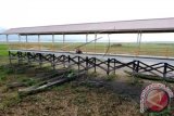 Perahu nelayan tergeletak di danau Limboto yang mengering di dermaga perahu desa Hutadaa, Gorontalo, Minggu (4/10). Danau Limboto mengalami kekeringan dan pendangkalan yang ekstrim seiring musim kemarau panjang. 