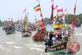 Nelayan melepas sesaji saat pesta laut (nadran) di perairan pantai Muara Gembong, Bekasi, Jawa Barat, Minggu (4/9). Tradisi Nadran yang digelar setiap dua tahun sekali tersebut dilakukan para nelayan sebagai wujud rasa syukur dan sekaligus pelestarian budaya tradisonal. (ANTARA FOTO/Risky Andrianto)