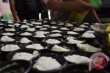 Pekerja menuangkan Adonan kue Wingko Babat khas Lamongan di salah satu Industri rumahan kue tradisional Surabaya, Selasa (6/10). Kue khas berbahan dari olahan kelapa tersebut biasa dipasarkan di wilayah Jawa Timur dan dijual berkisar Rp20 ribu per dosnya. Antara Jatim/Abdullah Rifai/15/edy.
