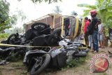 Warga mengamati truk bernopol BL 8581 AQ yang mengangkut sepeda motor yang mengalami kecelakaan di Desa Seuneubok Timur, Kecamatan Peudawa, Aceh Timur, NAD, Selasa (6/10). Tidak ada korban jiwa dalam kecelakaan tersebut tapi hanya mengakibatkan muatan berupa puluhan sepeda motor mengalami kerusakan. ANTARA FOTO/Syifa Yulinnas/aww/15.