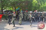 Sekitar 25 aparat TNI dari Satuan Brimob Korem 051 Wijayakarta bersenjata lengkap memeriahkan jalannya parade Alutsita di Jalan Veteran, Bekasi Selatan, Kota Bekasi, Jawa Barat, dalam rangka HUT TNI ke-70 tahun, Senin (5/10). (Foto Antara/ Andi Firdaus)