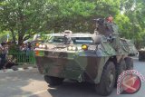 Korem 051 Wijayakarta menampilkan parade alutsita berupa kendaraan tempur Ampibi di jalan Veteran, Bekasi Selatan, Kota Bekasi, Jawa Barat, dalam rangka HUT TNI ke-70 tahun, Senin (5/10). (Foto Antara/Andi Firdaus)