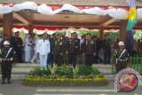 Wali Kota Bekasi Rahmat Effendi, Ketua DPRD Kota Bekasi Tumai, Danrem 051 Jayakarta Kolonel Inf Haryanto, Kapolres Bekasi Kota Kombes Pol Daniel Tifaona menyaksikan parade Alutsita dalam rangka HUT TNI ke-70 tahun di Kota Bekasi, Senin (5/10). ( Foto Antara/ Andi Firdaus)