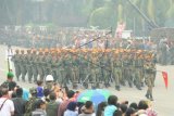 Sejumlah prajurit TNI AU Yon 465 Paskhas Brajamusti mengikuti defile saat Upacara HUT TNI ke-70 yang diselimuti kabut asap, di Taman Alun-Alun Sungai Kapuas, Pontianak, Kalbar, Senin (5/10). HUT TNI ke-70 diperingati di Pontianak dalam kondisi cuaca berkabut asap, dengan kualitas udara mencapai 307.50 atau sangat tidak sehat. ANTARA FOTO/Jessica Helena Wuysang/pd/15