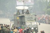 Sebuah kendaraan taktis (rantis) Hubdam XII/Tanjungpura mengikuti defile saat Upacara HUT TNI ke-70 yang diselimuti kabut asap, di Taman Alun-Alun Sungai Kapuas, Pontianak, Kalbar, Senin (5/10). HUT TNI ke-70 diperingati di Pontianak dalam kondisi cuaca berkabut asap, dengan kualitas udara mencapai 307.50 atau sangat tidak sehat. ANTARA FOTO/Jessica Helena Wuysang/pd /15