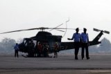 Tim Basarnas dan prajurit TNI melakukan persiapan evakuasi korban pesawat Aviastar DHC6/PK-BRM di Bandara Internasional Sultan Hasanuddin, Makassar, Sulawesi Selatan, Selasa (6/10). Pesawat Aviastar DHC6/PK-BRM yang hilang kontak pada Jumat (02/10) 2015 telah ditemukan di Gunung Latimojong tepatnya di desa Gamaru, Kabupaten Luwu, Sulawesi Selatan dan akan dilakukan evakuasi korban. ANTARA FOTO/Abriawan Abhe/pd/15