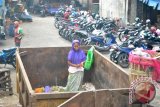 Seorang ibu mencari sayur (wortel) sisa di tempat pembuangan sampah yang ada di Pasar Antasari Jalan Pangeran Antasari, Selasa (6/9). Sayur ini setelah dibersihkan dijual kembali di pasar kecil.(Foto Antaranews Kalsel/Shasa/Yunita/e)