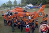 Tim gabungan Basarnas melakukan proses evakuasi korban pesawat Aviastar DHC6/PK-BRM di Desa Ulu Salu, Kecamatan Latimojong, Kabupaten Luwu, Sulawesi Selatan, Selasa (5/10/2015). Kesepuluh korban kecelakaan pesawat itu dievakuasi ke posko Ante Mortem RS Bhayangkara Makassar untuk diidentifikasi. (ANTARA FOTO/Sahrul Manda Tikupadang)