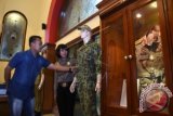 Dua anggota Polri mengamati koleksi museum Polri 'Hoofdbureau van Politie' atau Markas Besar Kepolisian di Mapolrestabes Surabaya, Jawa Timur, Kamis (8/10). Bangunan yang berdiri pada tahun 1850 tersebut akan diresmikan oleh Kapolri Jenderal Pol Badrodin Haiti pada Sabtu (10/10) untuk menjadi museum sejarah Polri. ANTARA FOTO/M Risyal Hidayat/wdy/15