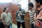 Wakil Gubernur Jatim Saifullah Yusuf (dua kiri) menerima perwakilan sejumlah pegiat lingkungan di Kantor Gubernur, Surabaya, Kamis (8/10). Sejumlah lembaga meminta Pemprov, pemkab dan pemkot merevisi Peraturan Daerah Rencana Tata Ruang dan Wilayah (RTRW) untuk meminimalisasi krisis ekologi agar tidak semakin parah sehingga merugikan ruang hidup rakyat. Foto Antara Jatim/Fiqih Arfani/15