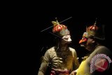 Dua pemain Wayang Orang Betawi dari Grup Mekar Jaya mementaskan wayang dengan cerita 'Lahirnya Rama Wijaya' pada Festival Wayang Nusantara di Museum Wayang Kota Tua, Jakarta, Jumat (9/10). Festival yang diikuti puluhan grup wayang dari berbagai daerah yang berlangsung hingga 11 Oktober itu bertujuan untuk memperkenalkan serta mempromosikan seni pewayangan kepada masyarakat terutama generasi muda sebagai pewaris budaya bangsa. ANTARA FOTO/Wahyu Putro A/wdy/15.