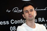 Selebriti Raffi Ahmad berpose usai konferensi pers peluncuran R.A Jeans by Raffi Ahmad di Egomi Denim, Jakarta, Rabu (7/10). ANTARA FOTO/Gohitzz/Anggit Benardi/aww/15.
