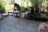 Pekerja melakukan proses pembuatan batik khas Bondowoso motif daun singkong dengan cara teknik cap di Sanggar Lumbung, Tamanan, Bondowoso, Jawa Timur, Sabtu (10/10).  Biaya pembuatan batik dengan teknik cap lebih murah dan proses pembuatannya lebih cepat dibanding teknik batik tulis. Antara Jatim/Seno/15.