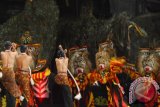Penari Reog Ponorogo tampil di atas panggung utama saat mengikuti Festival Reog Nasional (FRN) ke-22 di Alun-alun Ponorogo, Jawa Timur, Jumat (9/10) malam. FRN ke-22 diikuti 40 group, terdiri dari 15 grup asal Ponorogo dan 25 grup dari berbagai daerah di Indonesia yang dijadwalkan berlangsung hingga 12 Oktober. Antara Jatim/Foto/Siswowidodo/15