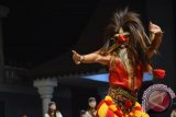 Penari Bujang Ganong (bagian dari tarian Reyog Ponorogo) tampil di atas panggung utama saat mengikuti Festival Reyog Nasional (FRN) ke-22 di Alun-alun Ponorogo, Jawa Timur, Jumat (9/10) malam. Bujang Ganong dalam cerita legenda terjadinya Reyog Ponorogo, merupakan simbul prajurit yang patuh kepada raja. Antara Jatim/Foto/Siswowidodo/15