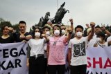 Puluhan pegiat seni melakukan aksi menolak asap dengan menggunakan masker di Patung Kuda, Jakarta, Jumat (9/10). Aksi yang diselenggarakan oleh pegiat seni dan Walhi itu menuntut pemerintah segera menyelesaikan kebakaran hutan dan lahan yang terjadi di sejumlah daerah serta menangkap pelaku pembakaran. ANTARA FOTO/Wahyu Putro A/ama/15