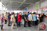 Sejumlah calon penumpang KRL antre membeli tiket sepanjang Sabtu siang hingga malam (10/10/15). Banyak warga dari berbagai kota yang menuju dan kembali dari sejumlah objek wisata di Kota Hujan tersebut. (ANTARA FOTO/M.Tohamaksun).