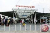 Keramaian penumpang yang akan naik dan baru turun dari Stasiun besar Kereta Api KRL Kota Bogor Jawa Barat terjadi sepanjang Sabtu siang hingga malam (10/10/15). Hal itu antara lain karena banyak warga dari berbagai kota yang menuju dan kembali dari sejumlah objek wisata di Kota Hujan tersebut. (ANTARA FOTO/M.Tohamaksun).