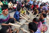 Komunitas Chacatuk Percusion memainkan alat musik Kintung pada peringatan Ulang Tahunnya ke 5 di tengah warga di halaman gedung Menara Pandang Banjarmasin, Minggu (11/10). Alat musik Kintung berbahan dasar bambu tersebut berasal dari Kabupaten Banjar Kalimantan Selatan. Foto Antaranews Kalsel/Herry Murdy Hermawan