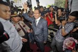 Menteri Koordinator bidang Maritim dan Sumber Daya Rizal Ramli (tengah) melambaikan tangan saat memasuki gedung Komisi Pemberantasan Korupsi (KPK), Jakarta, Senin (12/10). Rizal Ramli datang di KPK untuk menyerahkan berkas Laporan Harta Kekayaan Pejabat Negara (LHKPN) dalam jabatannya sebagai Menko bidang Maritim dan Sumber Daya yang dilantik Presiden Joko Widodo pada 12 Agustus 2015 lalu. ANTARA FOTO/Yudhi Mahatma/wdy/15