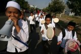 Sejumlah pelajar Sekolah Dasar melakukan pawai Taaruf sambil memainkan Rebana memperingati Tahun Baru Hijriyah 1437 di area Gor Jaya Baya Kota Kediri, Jawa Timur, Selasa (13/10). Kegiatan yang diikuti oleh sejumlah SD tersebut bertujuan memperkenalkan tahun baru Hijriyah kepada pelajar sekaligus sebagai syiar agama Islam kepada masyarakat secara luas. Antara Jatim/Prasetia Fauzani/zk/15