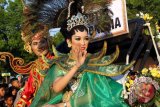 Putri Persehabatan Indonesia 2015, Lestari Adelia Putri (kanan) diarak menggunakan kereta kuda di Ponorogo, Jawa Timur, Selasa (13/10). Kehadiran finalis Putri Indonesia 2015 tersebut dalam dalam rangka memeriahkan ritual kirab pusaka lintas sejarah Kota Ponorogo sekaligus memeriahkan peringatan tahun baru Islam, 1 Muharam 1437 Hijriah atau lebih dikenal dengan istilah Grebek Suro. Antara Jatim/Destyan Sujarwoko/zk/15