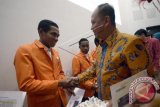 Menteri Riset Teknologi dan Pendidikan Tinggi Muhammad Nasir (kanan) menyerahkan beasiswa bidikmisi dan Afirmasi Pendidikan Tinggi (ADik) 2015 di Universitas Hasanuddin, Makassar, Sulawesi Selatan, Selasa (13/10). Beasiswa Bidikmisi untuk wilayah Makassar adalah UNHAS 3831 mahasiswa, UNM 2814 mahasiswa, Politeknik Negeri Ujungpandang 701 mahasiswa, Politeknik Pertanian Negeri Pangkep Kepulauan 660 mahasiswa dan kopertis wilayah IX 2253 mahasiswa, sedangkan beasiswa ADik untuk mahasiswa dari provinsi Papua, Sulawesi tenggara, kalimantan Utara, Sulawesi Utara, dan Papua Barat yang kuliah di UNM dan UNHAS. ANTARA FOTO/Dewi Fajriani/wdy/15