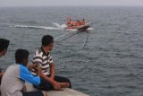 Tim SAR melakukan proses pencarian hilangnya Helikopter Eurocopter EC-130 di perairan Danau Toba, Samosir, Sumatera Utara, Senin (12/10). Helikopter Eurocopter EC-130 dengan nomor registrasi PK BKA milik PT Penerbangan Angkasa Semesta yang diterbangkan Kapten Teguh Mulyatno beserta teknisi Hari Poerwantono dan tiga orang penumpang, Nurhayanto, Giyanto, dan Frans, dinyatakan hilang kontak pada Minggu (11/10) dari Samosir dengan tujuan Kualanamu Deli Serdang. ANTARA FOTO/Dhev Bakkara/IM/kye/15