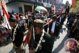 Sejumlah warga mengarak Tombak Pusaka peninggalan kerajaan Panjalu melewati jalan protokol di Kota Kediri, Jawa Timur, Rabu (14/10). Tradisi mengarak pusaka tersebut sebagai peringatan tahun baru Suro (penanggalan Jawa) sekaligus tapak tilas tentang kejayaan kerajaan Panjalu yang pernah ada di Kediri.  Antara Jatim/Prasetia Fauzani/zk/15