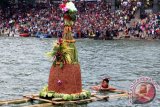 Warga melarung tumpeng buceng lanang dalam tradisi larungan di Telaga Ngebel, Ponorogo, Jawa Timur, Rabu (14/10). Ritual larungan digelar masyarakat adat di delapan desa sekitar Telaga Ngebel sebagai tradisi bersih desa sekaligus merayakan tahun baru Islam, 1 Muharam 1437 Hijriah atau dikenal dengan istilah Grebeg Suro. Antara Jatim/Foto/Destyan Sujarwoko/zk/15